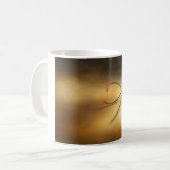 Einzelner Grassaat mit Schatten Kaffeetasse (Vorderseite Links)