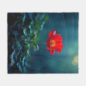 Einzelnes rotes Blüten-Fokus-Design Fleecedecke (Vorderseite (Horizontal))