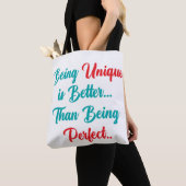 "Einzigartig zu sein ist besser... als perfekt zu  Tasche (Von Nahem)