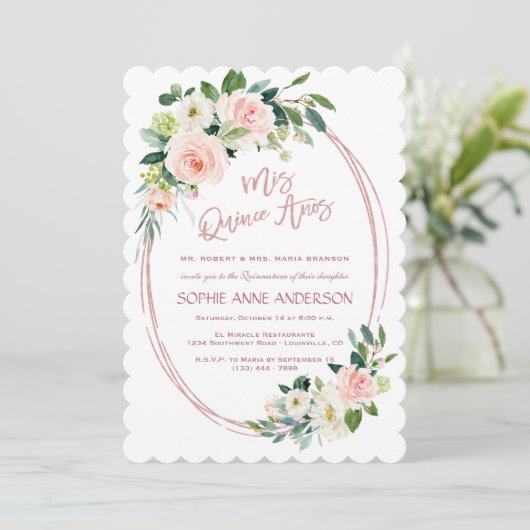 Einzigartige Blush Cream Blume Rose Gold Quinceañe Einladung (Stehend Vorderseite)