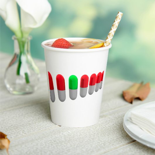 Einzigartige grüne Pille unter den roten Kapseln Pappbecher