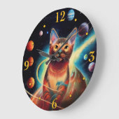 Einzigartige Katze in weltraumfarbenem Bleistiftge Große Wanduhr (Winkel)