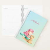 Einzigartige Meerjungfrau mit rosa Haar und Sandma Planer (Anzeige)