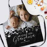 Einzigartige Oma-Foto-Schürze Schürze<br><div class="desc">Sie kochen nicht besser als Oma! Auf der Suche nach einem besonderen Geschenk für Ihre Großmutter,  dann ist diese personalisierte Schürze perfekt mit einem wertvollen familiären Foto der Kinder,  einem modernen niedlichen Herzranddesign,  dem Sprichwort "Wir Liebe Sie Großmutter" und den Enkelkindern Namen.</div>