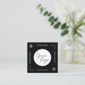 Einzigartige Schwarz-Weiß QR Code Social Media Quadratische Visitenkarte (Stehend Vorderseite)