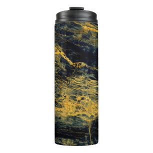 Einzigartige, schwarze Marmorstruktur mit goldenem Thermosbecher