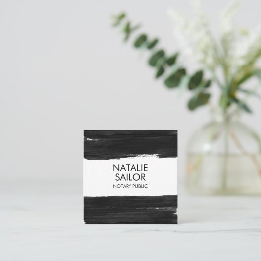 Einzigartige Schwarze Pinselstriche Minimal Modern Quadratische Visitenkarte (Stehend Vorderseite)