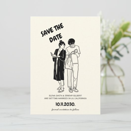 Einzigartige Whimsical Quirky Hand Drawn Couple We Save The Date (Stehend Vorderseite)
