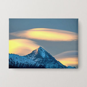 Einzigartige Wolken über schneebedeckte Berge Button