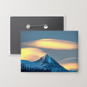 Einzigartige Wolken über schneebedeckte Berge Button (Vorderseite/Rückseite)