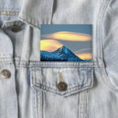 Einzigartige Wolken über schneebedeckte Berge Button (Insitu)