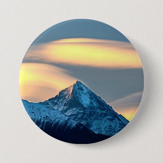 Einzigartige Wolken über schneebedeckte Berge Button (Vorderseite)
