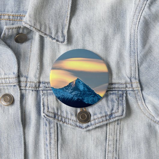 Einzigartige Wolken über schneebedeckte Berge Button (Beispiel)