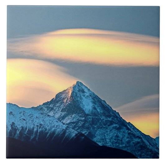Einzigartige Wolken über schneebedeckte Berge Fliese (Vorderseite)
