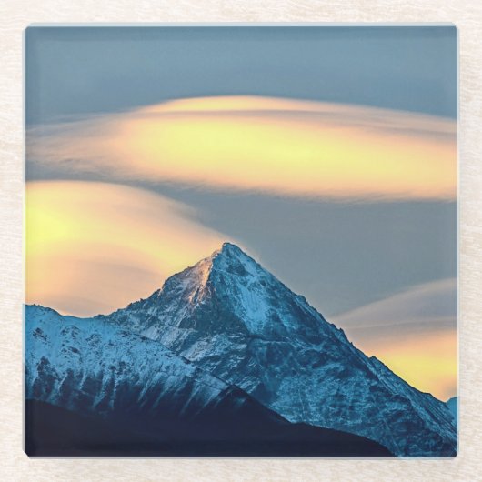 Einzigartige Wolken über schneebedeckte Berge Glasuntersetzer (Vorderseite)