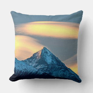 Einzigartige Wolken über schneebedeckte Berge Kissen