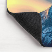 Einzigartige Wolken über schneebedeckte Berge Mousepad (Ecke)