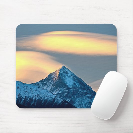 Einzigartige Wolken über schneebedeckte Berge Mousepad (Mit Mouse)