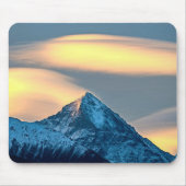 Einzigartige Wolken über schneebedeckte Berge Mousepad (Vorne)