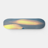 Einzigartige Wolken über schneebedeckte Berge Skateboard (Horizontal)