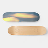 Einzigartige Wolken über schneebedeckte Berge Skateboard (Horizontal)