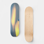 Einzigartige Wolken über schneebedeckte Berge Skateboard (Vorderseite)