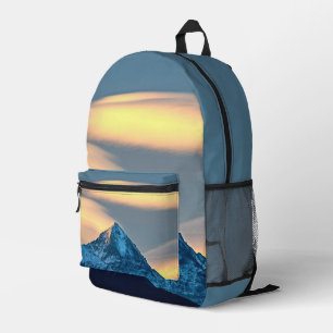 Einzigartige Wolken über schneebedeckten Bergen Bedruckter Rucksack