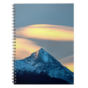 Einzigartige Wolken über schneebedeckten Bergen Notizblock