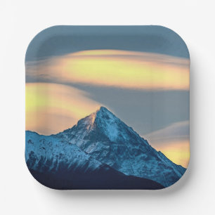 Einzigartige Wolken über schneebedeckten Bergen Pappteller