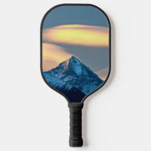 Einzigartige Wolken über schneebedeckten Bergen Pickleball Schläger