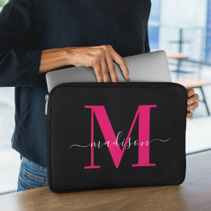 Einzigartiger Anfangsname l Black & Bold Pink Typo Laptopschutzhülle
