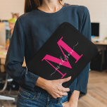 Einzigartiger Anfangsname l Black & Bold Pink Typo Laptopschutzhülle<br><div class="desc">Upgrade Ihres technischen Stils mit unserem modernen sauberen Schwarz & Fett rosa monochromen ersten Laptop-Sieb. Dieser Sleeve ist mit einem schwarzen Äußeren gefertigt, das durch auffallende, fett rosa monochrome Initialen hervorgehoben wird. Er bietet modernen Schutz mit einer Touch personalisierter Eleganz. Mit diesem einzigartigen und modischen Accessoire können Sie Ihren Laptop...</div>
