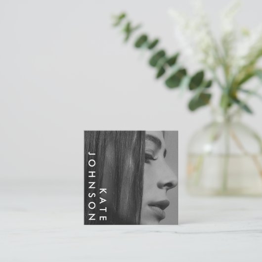 Einzigartiger QR-Code für Schwarz-weißes Beruflich Quadratische Visitenkarte (Stehend Vorderseite)