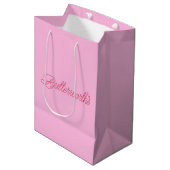 Einzigartiger rosa und roter typografischer Geschä Mittlere Geschenktüte (Vorderseite Schrägansicht)