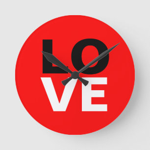 Einzigartiger roter Hintergrund Liebesromanze Runde Wanduhr