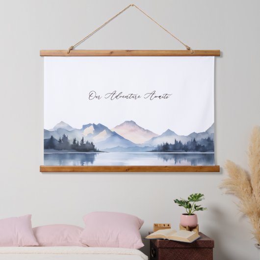 Einzigartiges Blue Mountain Watercolor Wedding Gue Wandteppich Mit Holzrahmen (Schlafzimmer)