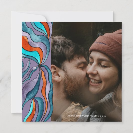 Einzigartiges Boho Groovy Retro Lila Wavy Foto Save The Date (Rückseite)