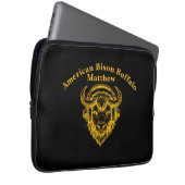 Einzigartiges Design eines Bison Wearing-Kopfhörer Laptopschutzhülle (Vorne Rechts)