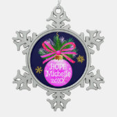 Einzigartiges rosa Ribbon Bauble Schneeflocken Zinn-Ornament (Vorderseite)