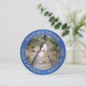 Einzigartiges Round Foto Brushed Blue and Gold Wed Save The Date (Stehend Vorderseite)