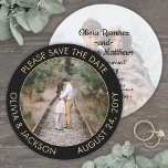 Einzigartiges Round Foto Moderne Black and Gold Ho Save The Date<br><div class="desc">Verkünden Sie die freudige Neuigkeiten Ihrer Verlobung und bevorstehende Hochzeit mit einzigartigem Rundschreiben Foto speichern Sie die Daten. Die 2 Bilder und alle Formulierungen auf dieser Einladungsvorlage sind einfach zu personalisieren. (IMAGE PLACEMENT TIP: Eine einfache Möglichkeit, ein Foto genau so zu zentrieren, wie Sie es gewollt haben, ist es, es...</div>
