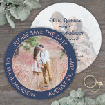 Einzigartiges Round Foto Moderne Navy Blue & Pink  Save The Date<br><div class="desc">Verkünden Sie die freudige Neuigkeiten Ihrer Verlobung und bevorstehende Hochzeit mit einzigartigem Rundschreiben Foto speichern Sie die Daten. Die 2 Bilder und alle Formulierungen auf dieser Einladungsvorlage sind einfach zu personalisieren. (IMAGE PLACEMENT TIP: Eine einfache Möglichkeit, ein Foto genau so zu zentrieren, wie Sie es gewollt haben, ist es, es...</div>