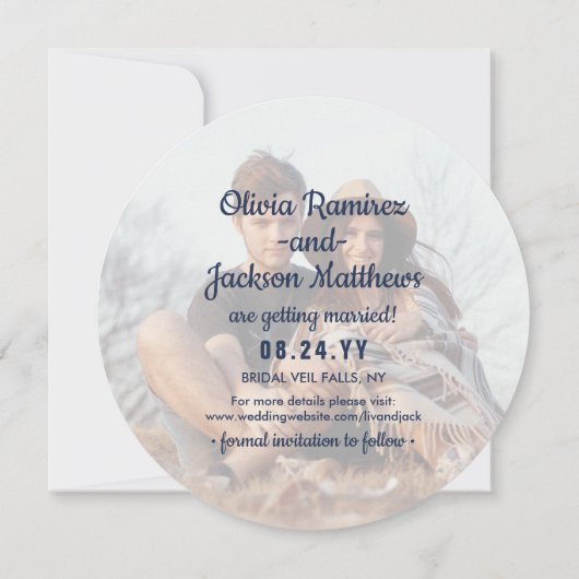 Einzigartiges Round Foto Moderne Navy Blue White W Save The Date (Rückseite)