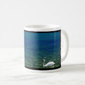 einziger Schwan im blauen Ozean Kaffeetasse (VorderseiteRechts)
