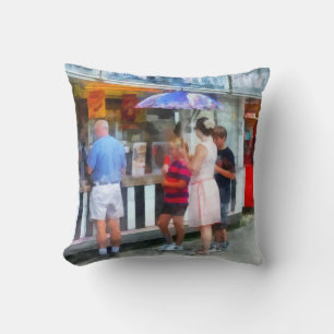 Eis kaufen auf dem Jahrmarkt Kissen