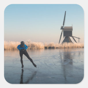 Eis Skaten an Windmühle und Schilfkleber Quadratischer Aufkleber