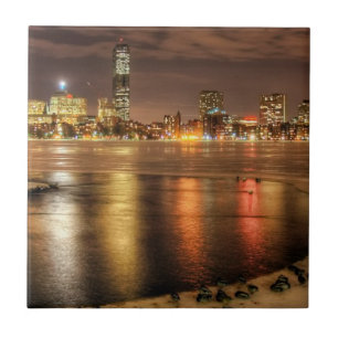 Eis teilweise geschmolzen auf Charles River in Fliese