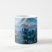 Eis und Schnee | Fuji & Tokyo Skyline Kaffeetasse (Mittel)