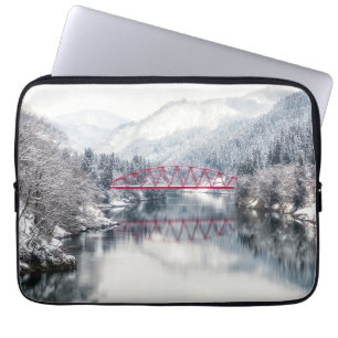 Eis und Schnee Rote Brücke im Winter, Japan Laptopschutzhülle