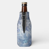 Eis und Schnee Textured Blue Weihnachtsmuster Flaschenkühler (Flasche Rückseite)